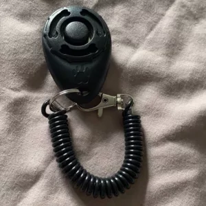 Recibido Clicker Portátil para Entrenamiento de Perros del cliente J***e.