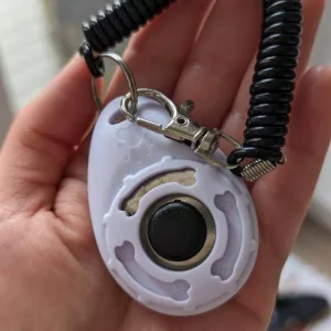 Recibido Clicker Portátil para Entrenamiento de Perros del cliente K***n.