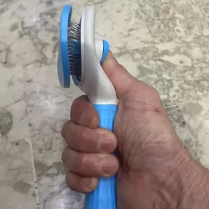 Recibido Cepillo de Limpieza Automática para Pelo de Perro del cliente B***e.