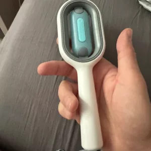 Recibido Cepillo de Eliminación de Pelo de Perro con Depósito de Agua del cliente M****e.