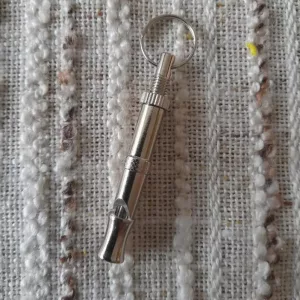 Recibido Silbato de Entrenamiento para Perros de la cliente V****a.