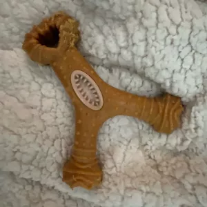 Recibido Juguete de Madera Indestructible para Masticar y Limpiar los Dientes del Perro del cliente C*****k.