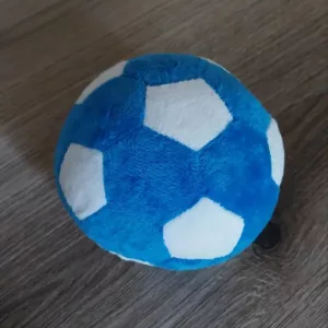 Recibido Pelota de Fútbol Squeaky para perros de la clienta D****e.