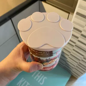 Recibido el conjunto de tapa de lata de comida para perros de silicona y cuchara del cliente J****s.