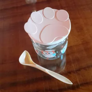 Recibido el conjunto de tapa y cuchara de silicona para latas de comida de perro del cliente E*****u.