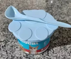 Recibido el conjunto de tapa de lata de comida para perros de silicona y cuchara del cliente Q****o.
