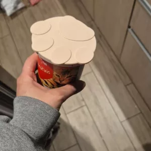 Recibido el set de tapa de silicona para lata de comida de perro y cuchara del cliente S***b.