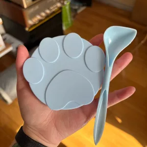 Recibido el conjunto de tapa de lata y cuchara de silicona para comida de perro del cliente Z*****k.